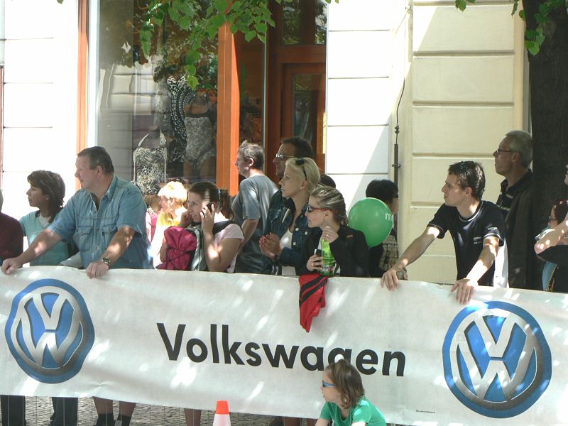 Maraton09 182.jpg - A to už jsme v cíly, kde se asi nejvíc povzbuzuje. Nejspíš protože je tu nejvíce lidí :-).